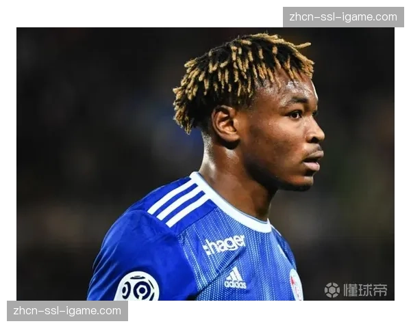 即时：斯特拉斯堡队医入场，疑似主力中卫受伤被换下