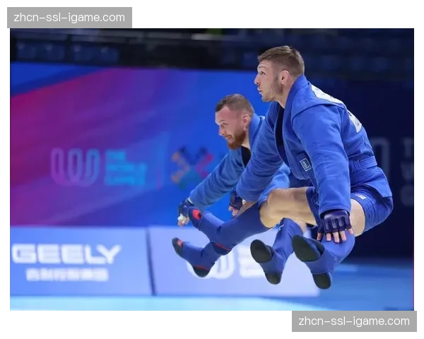 特写瞬间：教练席上激动的拥抱，乌克兰队收获久违的金牌