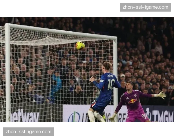 特写：帕尔默主罚点球前与裁判长时间沟通，斯坦福桥陷入寂静